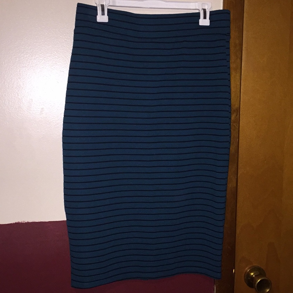Look good and comfy in a dark blue pencil skirt!!